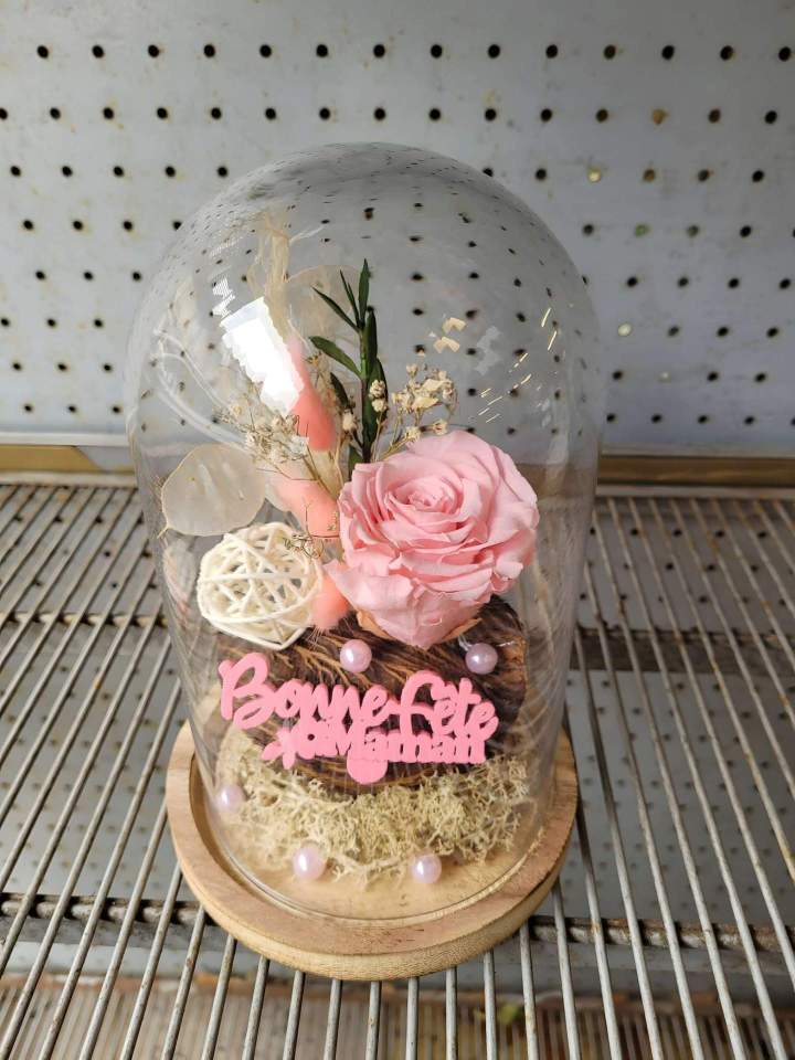 Cadeau roses sous cloche en verre Callengeville